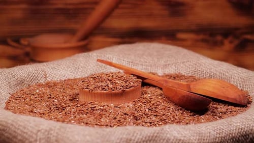 Semillas de lino marrón en una bolsa Estilo de vida saludable Agricultura Dieta de semillas de lino marrón secas crudas enteras