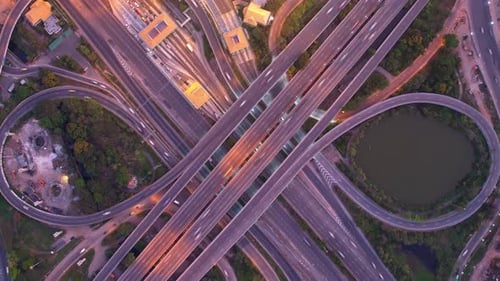 4K : Vue aérienne par Drone Hyper lapse de la jonction routière avec des voitures en mouvement.
