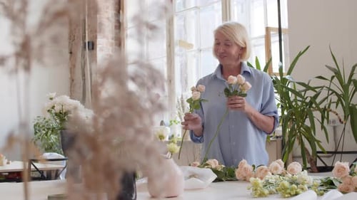 Fleuriste d'âge moyen travaillant