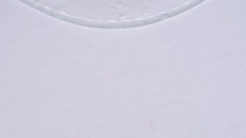 Le liquide transparent se répand sur un fond
