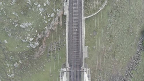 Vista aérea de líneas ferroviarias vacías en la región de Samtskhe-Javakheti de Georgia.