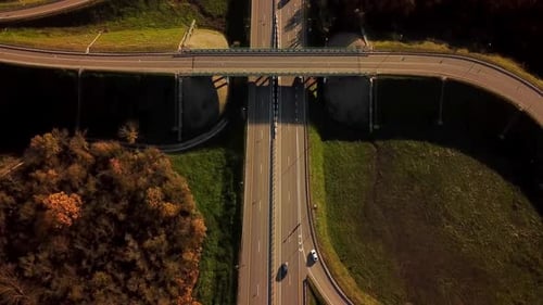 Luftaufnahme Überführung Verkehr mit Auto-Move-Transport-Hintergrund im Herbst
