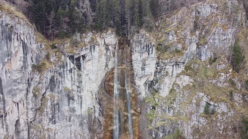 Vue aérienne de la cascade de montagne