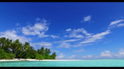 Luftflug über den Himmel einer perfekten Strandreise an der Küste durch blaue Lagune und weißen Sandhintergrund o
