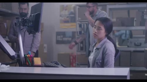 Arbeiter, die Pakete im Lager handhaben