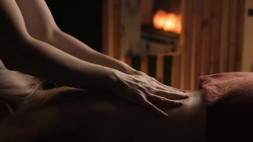 Frau entspannt sich während der Rückenmassage im Spa