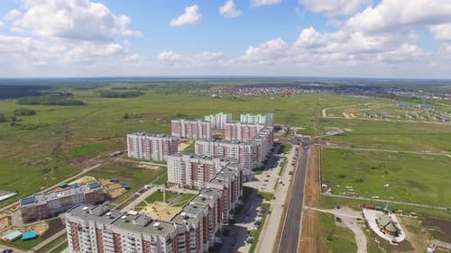 Luftaufnahme des Bauwohngebiets am Stadtrand.