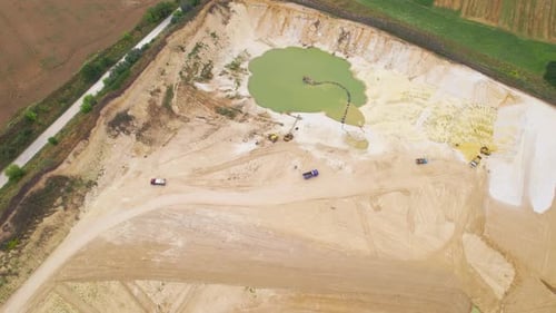 Carrière de sable avec bassin d'eau verte pour diviser les matériaux de dragage en différentes fractions au sable