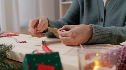 Hände machen Adventskalender zu Weihnachten zu Hause