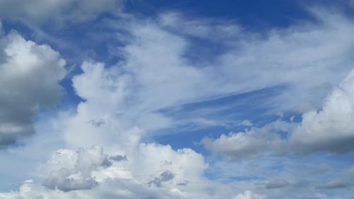 Ciel bleu avec nuages moelleux en Laps de temps par une journée ensoleillée, images 4K.