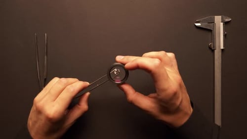 Joalheiro olhando para o diamante