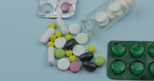Viele Spinnpillen und Medikamente. Pillen und Tabletten, Blisterpackungen
