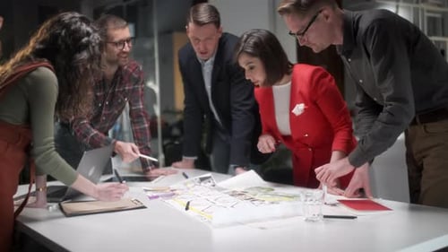 Architektenteam arbeitet an Project Paper Blueprint. Gruppe moderner Geschäftsleute im Gelegenheitsspiel