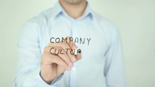 Cultura da empresa, escrevendo na tela