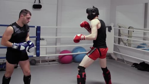Zwei Boxer trainieren High Kick auf Ring im Fight Club