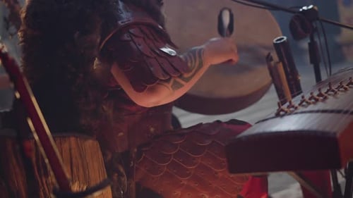 Performer spielt alte schamanische Trommel bei Konzert in Ail