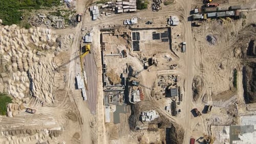 Gran construcción de un complejo residencial. Vista de arriba a abajo. Vista aérea