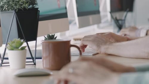 Mãos de pessoas que trabalham em computadores