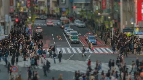 Multidão atravessar a estrada