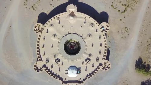 Le seul cercle de l'ère safavide, carvansérail en briques crues, auberge, forteresse, château avec tour et ga