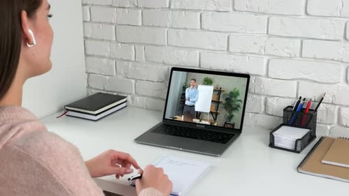 Frau studiert Online-Videokonferenz, Webcam-Chat, Laptop, teilt es der Lehrerin mit