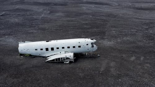 Luftaufnahme eines verlassenen abgestürzten Flugzeugwracks am Solheimasandur Beach, Island