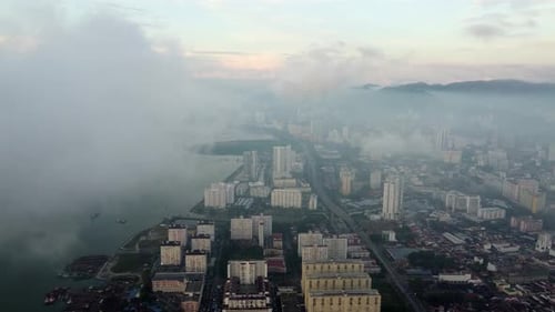 Luftbewegung über Macallum, Penang in niedriger Nebelwolke