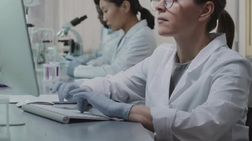 Científicos femeninos y masculinos que investigan en el laboratorio