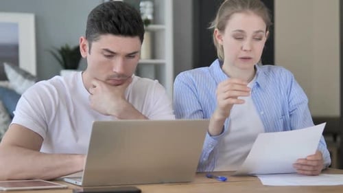 Müde Designer arbeiten im Büro Papierkram