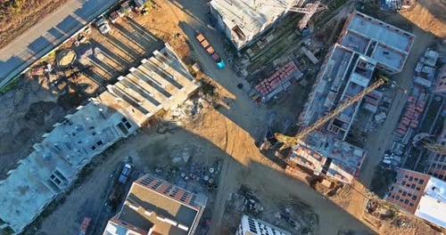 Como parte de la construcción de un bloque de pisos, se construyeron varias grúas torre de diferentes alturas