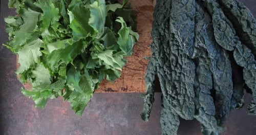 Feuilles de navet et chou frisé toscan