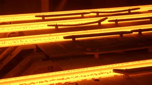 Colada continua de palanquillas de acero caliente en una planta metalúrgica