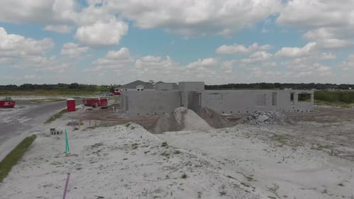 Construcción de casas nuevas en Florida sobre arena, bloque de cemento noqueado en la base, listo para barras de refuerzo y cem