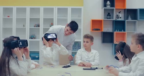 Children Explore Virtual Reality in Modern Classroom