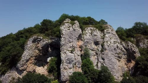 Naturaufnahme des Kaukasus am sonnigen Morgen