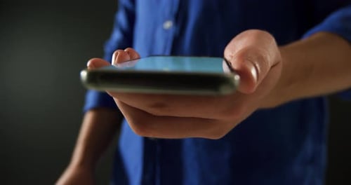 Mann benutzt Smartphone
