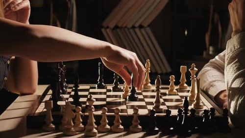 Paar spielt Schnellschach im Wohnzimmer