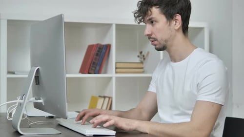Jeune homme créatif quittant le bureau après avoir travaillé sur le bureau