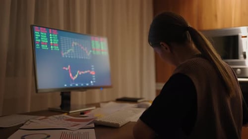 Portrait d'un analyste financier travaillant sur ordinateur avec Monitor Workstation avec actions en temps réel