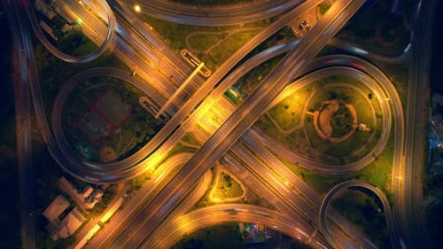 4K : Un Drone Hyperlapse a tiré au-dessus d'une route de jonction à plusieurs niveaux.