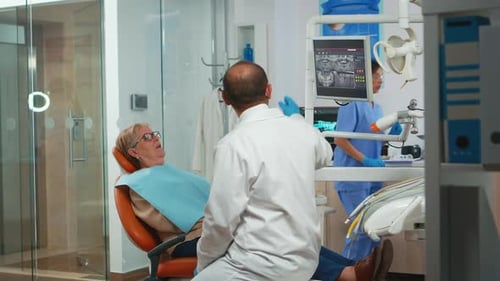 Médico de odontología solicitando radiografía dental