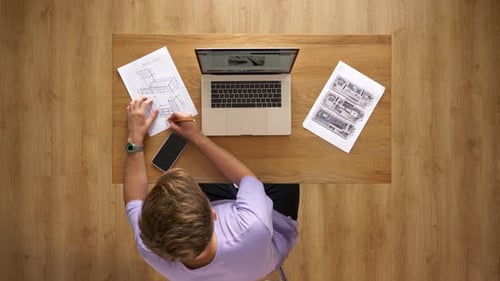 Homme travaillant sur un projet de conception
