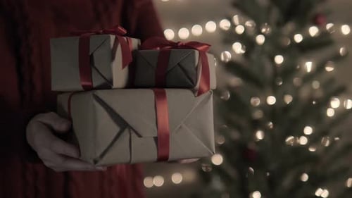 Frau hält Weihnachtsgeschenkboxen