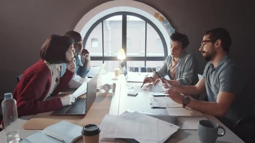 Équipe multiethnique de jeunes collègues travaillant sur le projet