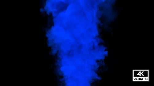 Blauer Rauch wog über stetigen Fluss