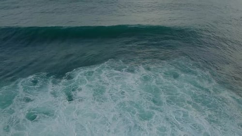 Des vagues venant d'en haut dans l'océan