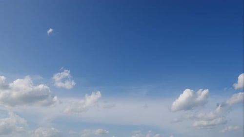 Zeitraffer einer weißen Wolke, die sich um den Himmelshintergrund bewegt
