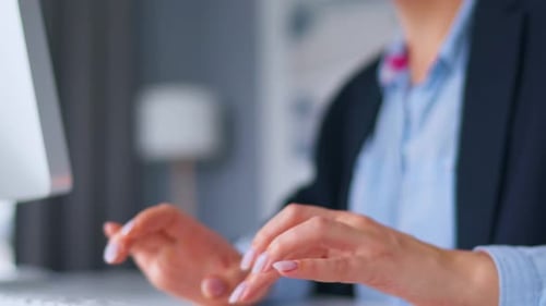 Frau tippt auf einer Computertastatur. Konzept der Remote-Arbeit.