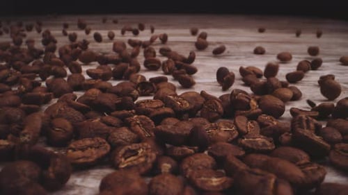 Geröstete Kaffeebohnen vor die Kamera geworfen