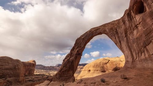 Laps de temps de Corona Arch près de Moab, Utah